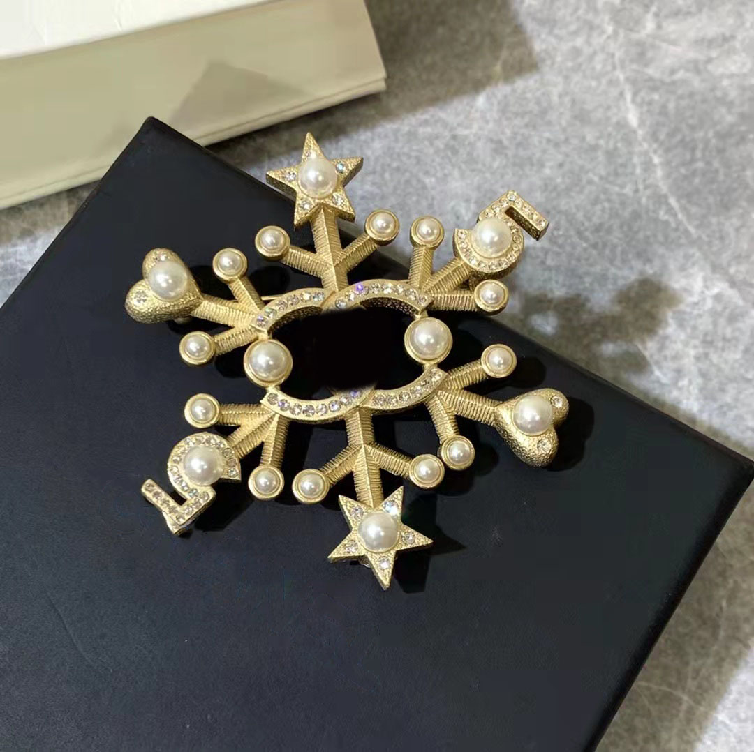 

New style frosted gold fashion snowflake shape Brooches brand designer brooch ladies pearl crystal decoration