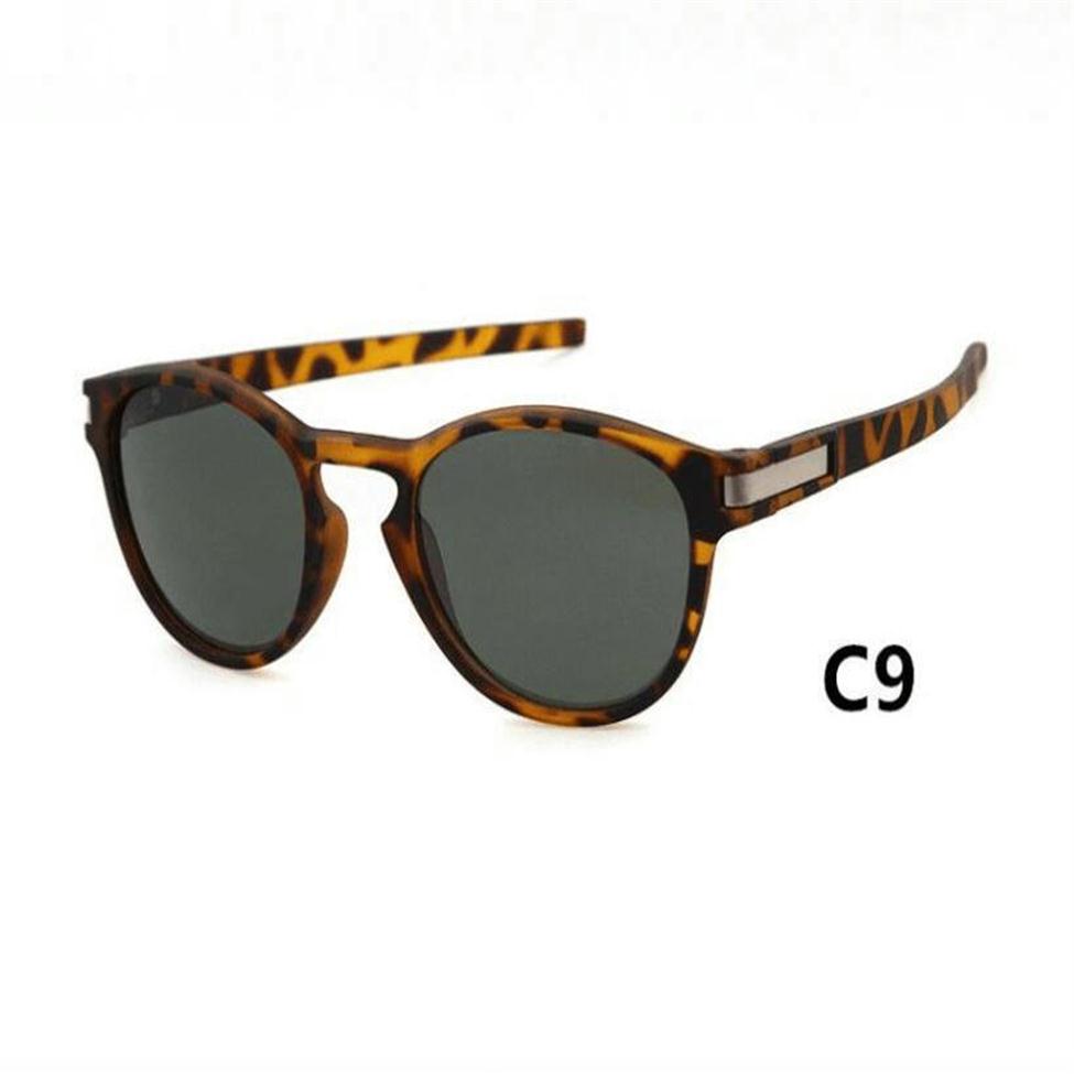 Une paire avec du boîtier de nouvelles lunettes de soleil bon marché Lunettes de soleil de la mode de la plage de la mode