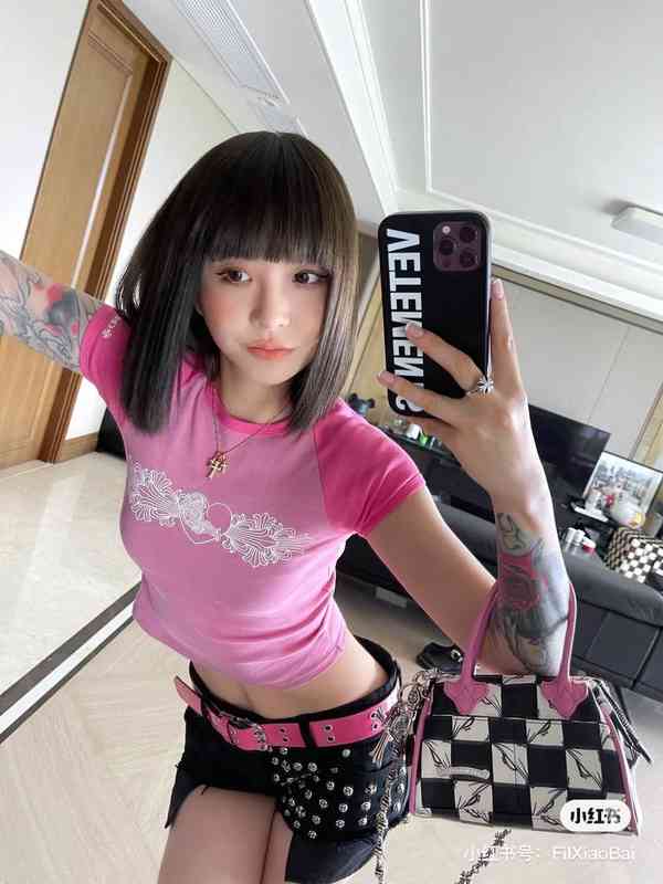 

Factory Online Export Designer Brand Short Sleeves Ch High Version 22 Spring and Summer Blossom Pink Black Love Vine Tight T-shirt Small White Same Sleeved Woman