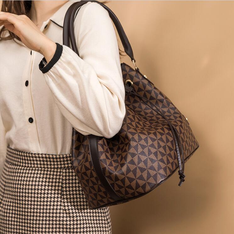 

This year's popular wholesale personalized pumping bucket bag simple joker printing crossbody retro poker pattern women handbag elegant contrast leather backpack, Black-83