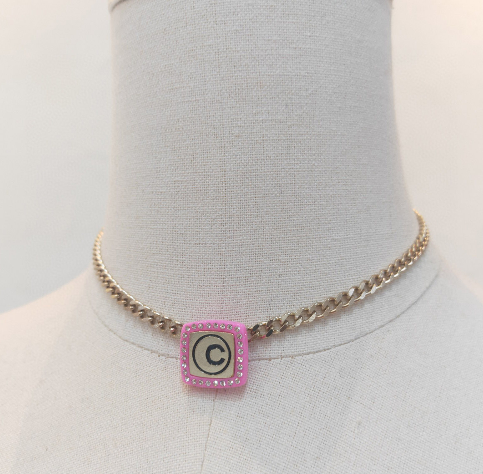 2022 Collier pendentif à breloque de qualité supérieure avec diamant et design de couleur pour femmes, bijoux de fiançailles, cadeau avec tampon