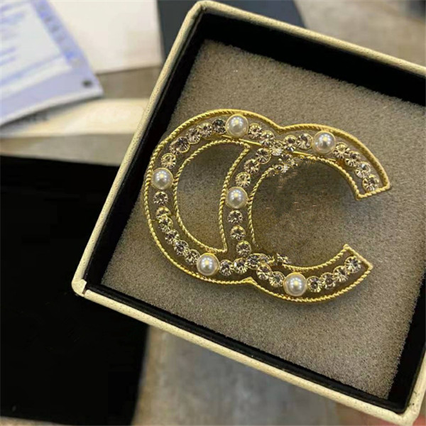 

2022 Pearl brooch advanced design hollow-out letter clothing accessories retro temperament brooch pin