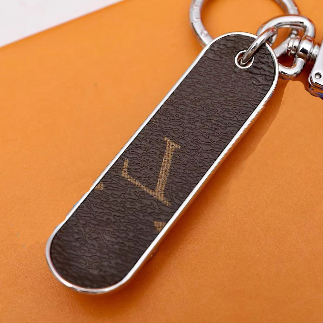 

Luxurys designer Keychain Car Key chain Solid color letters Keychains Skateboarding are airy and versatile Men Women Bag Pendant Accessories very good