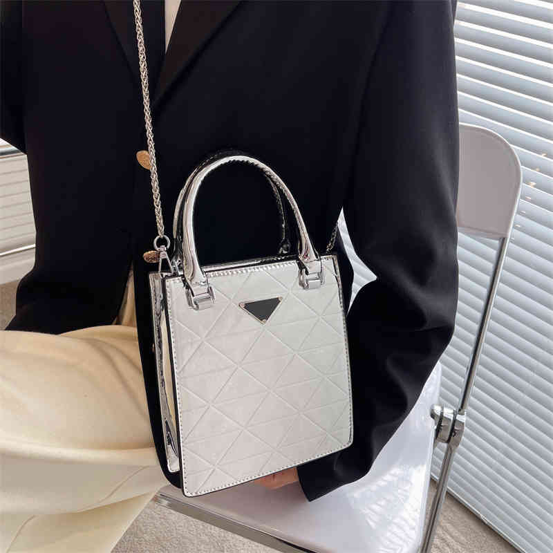 2022 Printemps et d'été Nouveau style Sac à main féminin brillant sac à main diagonale single épaule messager messager sacs