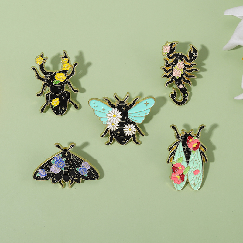 

Smal Retro Insect Butterfly Moth Metal Paint Brooch Cartoon Cute Firefly Badge Bag Lapel Accessories Christmas Gifts Jewelry Pin