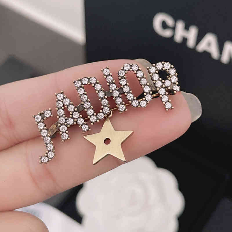 DI D La lettre de famille incrustée Tempérament Hairpin Personnalité simple Red Même broche diamant féminine 2022 Brand de luxe Design de mode po
