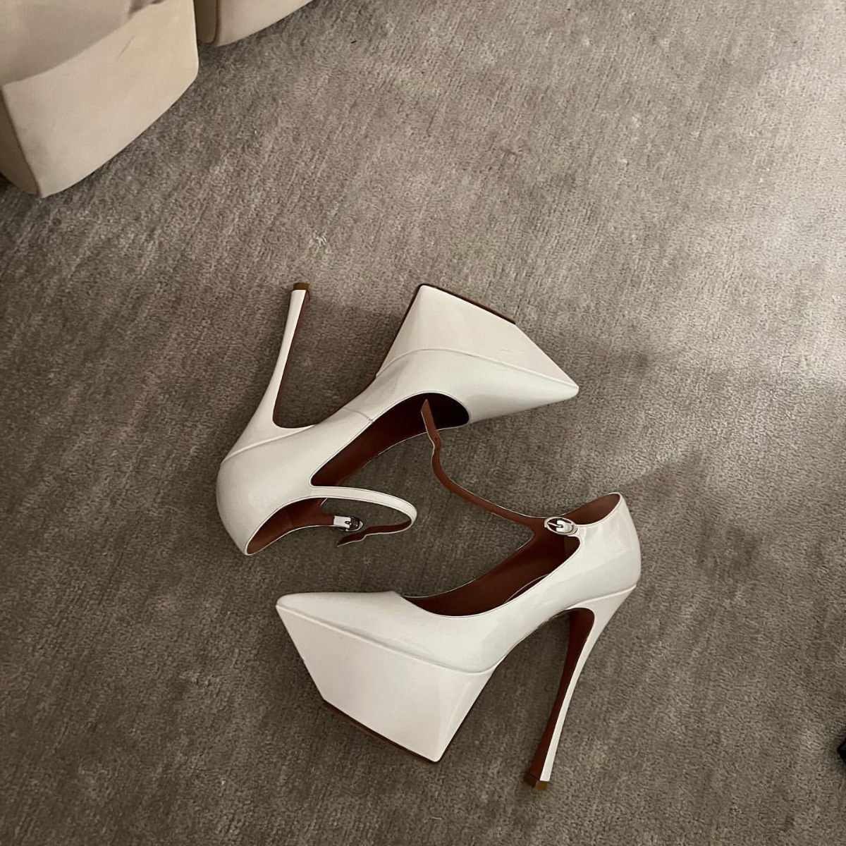 Amina Muaddi Yigit plate-forme en satin de soie Escarpins chaussures blanches Stiletto talons hauts bouts pointus pour femmes Designers de luxe C
