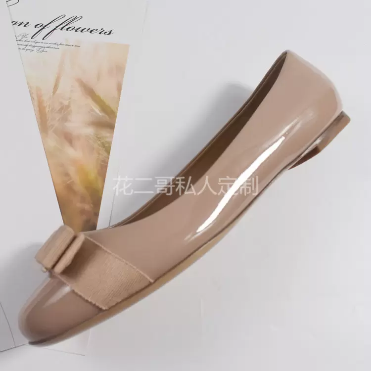 Sandales classiques Chaussures bateau à talons mi-hauts Classiques Cuir de créateur Occupation talons hauts Chaussures Tête ronde Bouton en métal