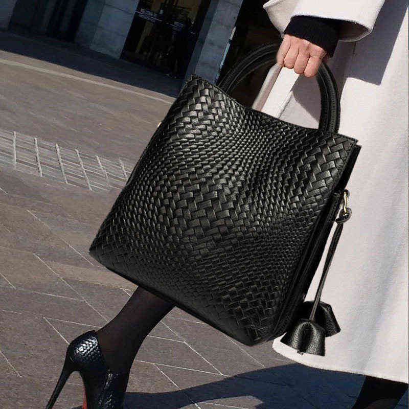 

Designer lady bag Qiandian Genuine Leather Women's Bag 2022 New High-capacity Hand Feminine Carrying One Shoulder Woven, Black trumpet