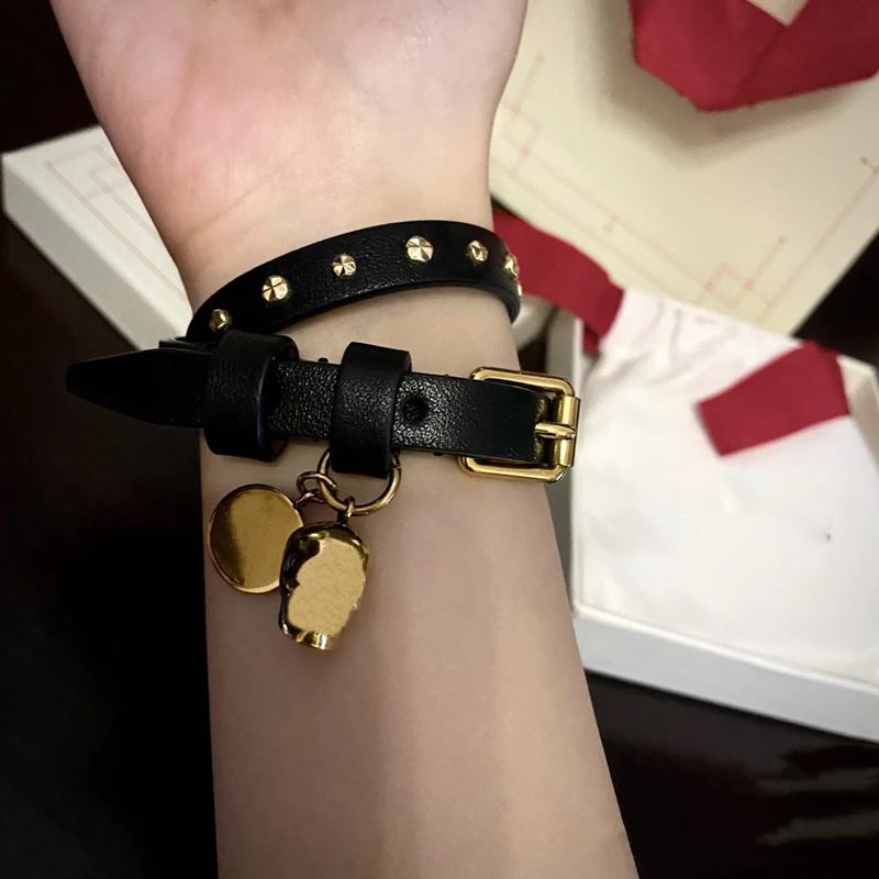 

Fashion Bracelet Women Mens New Rivet Double Layer Wrist Bracelets Leather Retro Neck Chain Womens Designer Jewelry Skull Chain D225172F