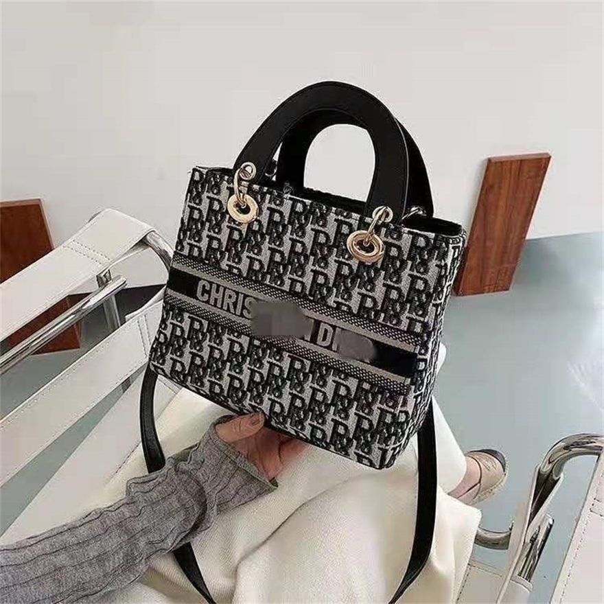

18% OFF 2022 high quality new fashion trendy bags satchel Korean version solid color chain simple small square single shoulder female, Light gray