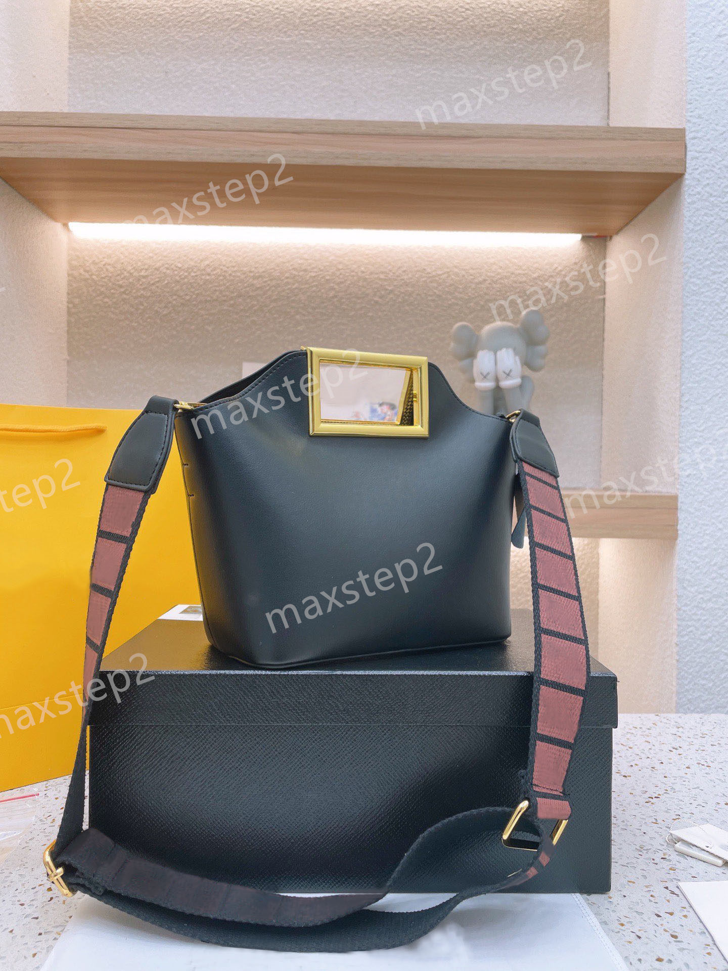

88th PEEKABOO Designer Tote Smooth Leather Golden Metal Hardware Handle Bag Classic Peekaboo Turn Lock with Zip Pocket Luxurys Shoulder Bags