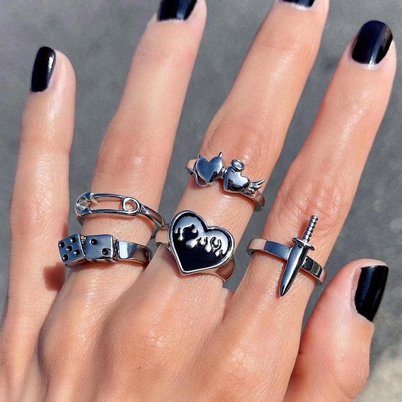 

Cluster Rings 5pcs Punk Gothic Heart Sword Set For Women Vintage Metal Silver Color Skull Butterfly Charms Finger Jewelry GiftCluster