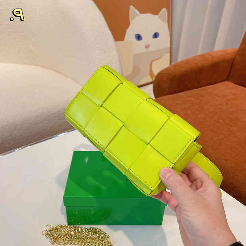 

Bottegav Venetas Handbag advanced cassette handbag woven tofu bag, White