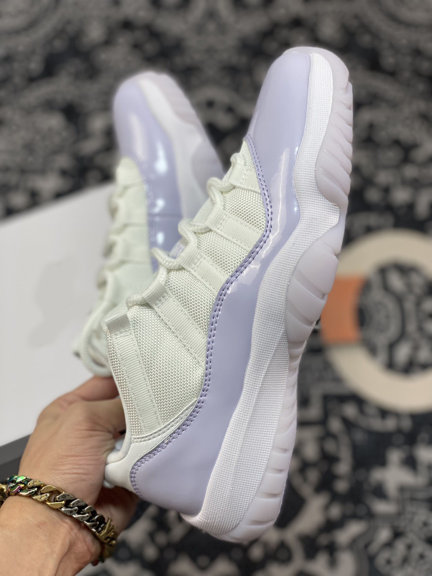 

Newest Authentic 11 Low WMNS Pure Violet Basketball Shoes White 11S Real Carbon Fiber Outdoor Retro Men Women Sports Sneakers With Box, Customize
