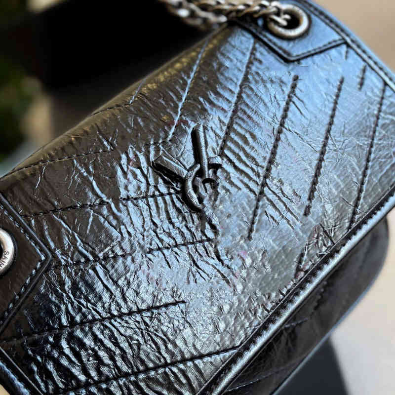 

Designers bags 2022 Net Popular Oil Wax Tire Leather Crackle One Shoulder Diagonal Chain European Classic Postman Tote Bag Factory Promotion, Sky blue