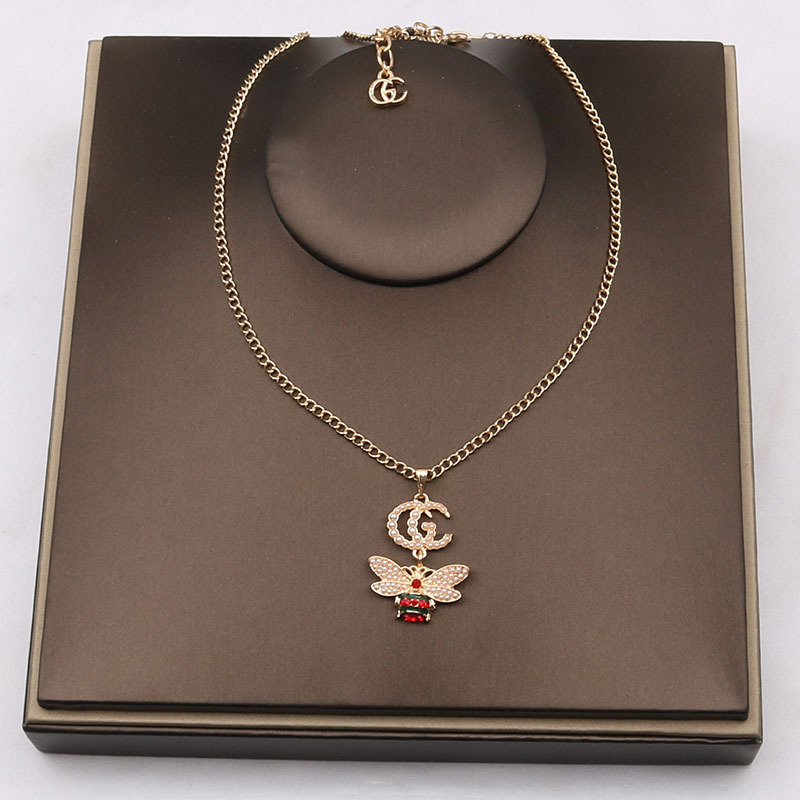 Beautiful Butterfly Designer Brand Letter Pendant Necklaces Luxury Mens Womens Chain Geometric Gold Plated Lock Necklace Sweater Chains Jewelry G