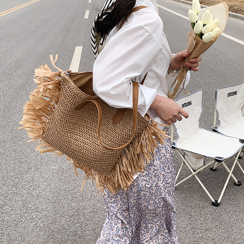 

Straw woven bag summer 2022 new large-capacity shoulder bag women's retro tassel beach woven bag, Beige