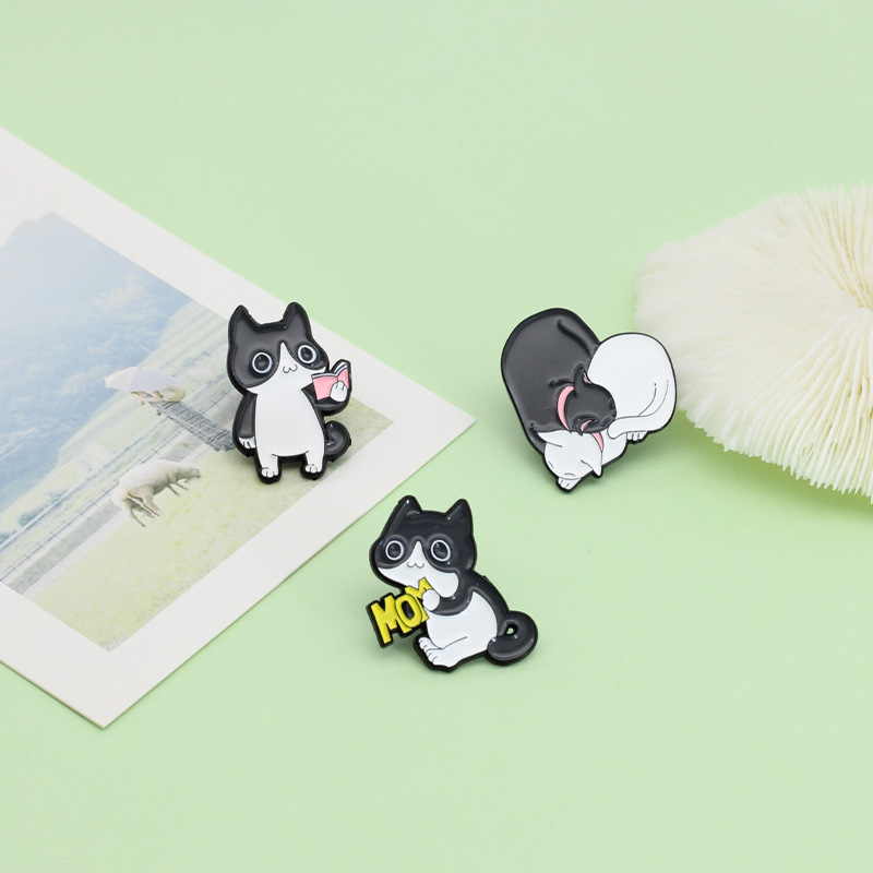 

Couple friend Cat Brooch Set cute black and white kitten Enamel Pin cartoon cat claw fishbone badge bag Lapel jewelry