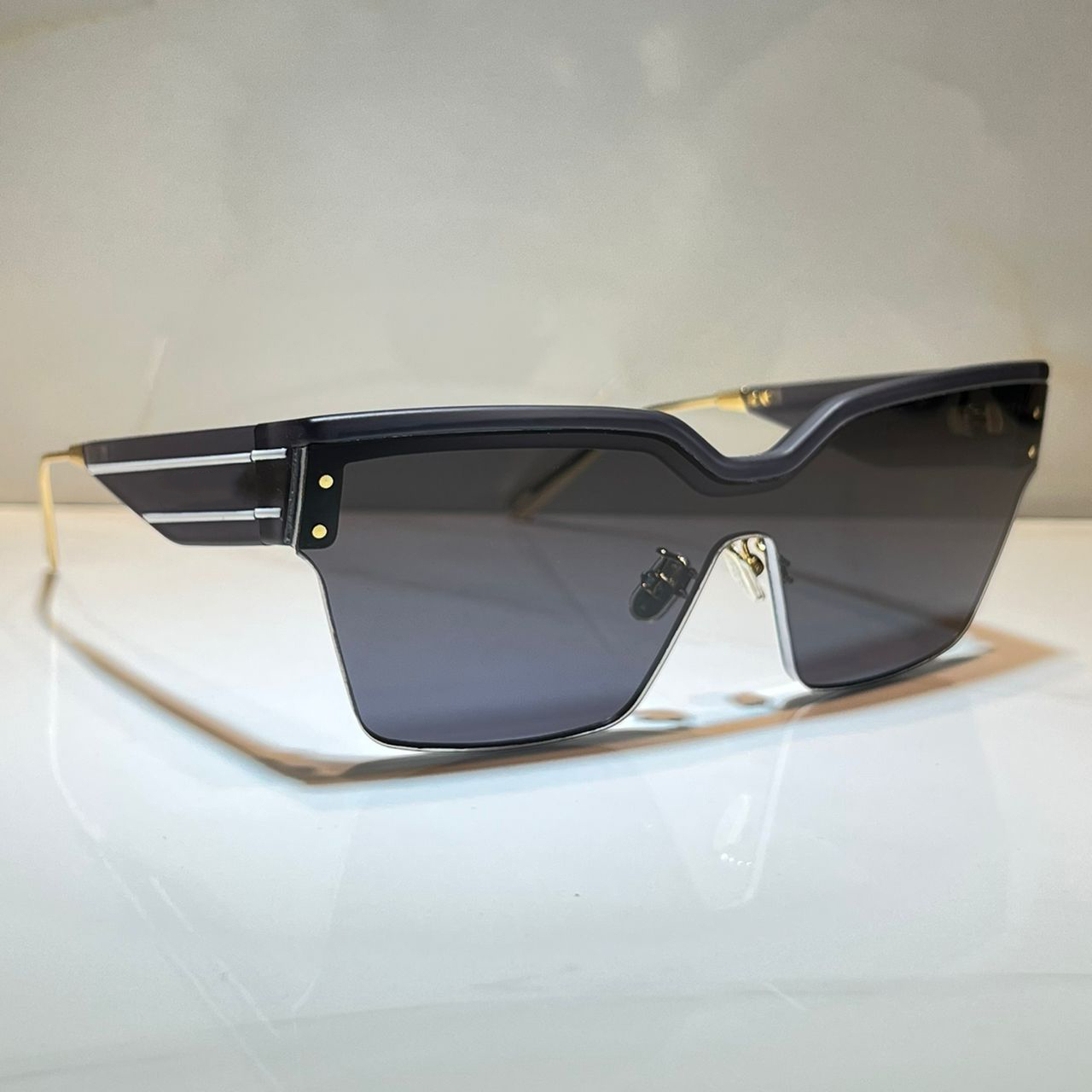 

Sunglasses For Women and Men Summer Club M4U Style Anti-Ultraviolet Retro Plate Frameless Eyeglasses Random Box