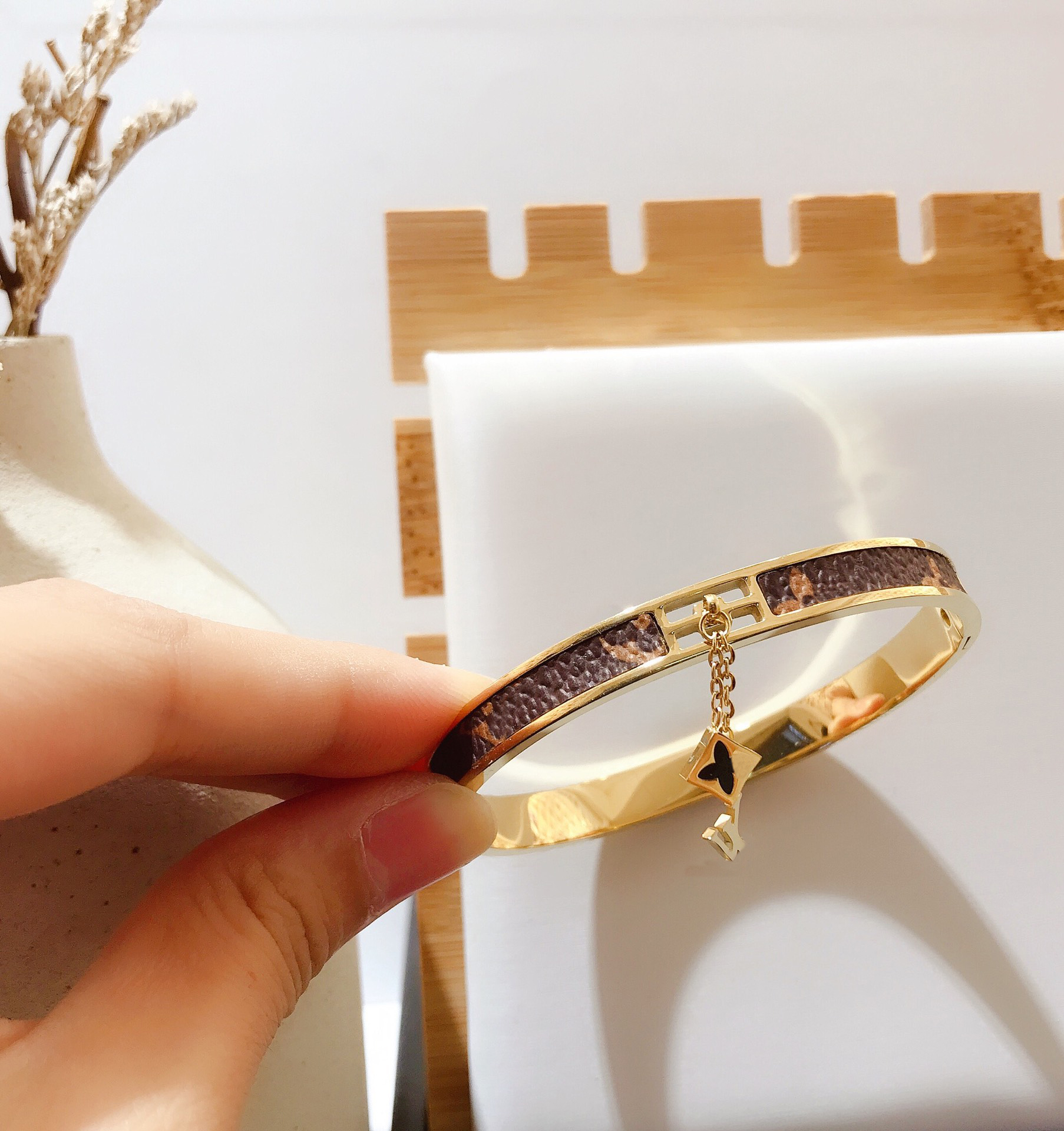

Wholesale Fashion Bracelets Women Bangle Designer Lucky Letter Jewelry Faux Leather 18K Gold Plated Stainless steel Bracelet Womens Wedding Gifts S043