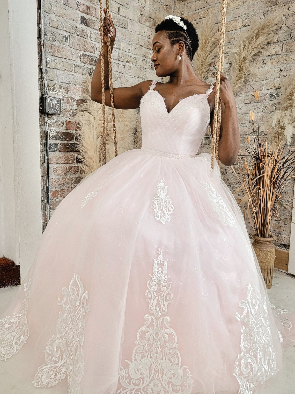 

2022 Romantic Light Pink A Line Wedding Dress With Ivory Pattern Lace Appliqued V Neck Corset Bridal Gowns Custom Made Plus Size Court Train Country Bride Dress, White