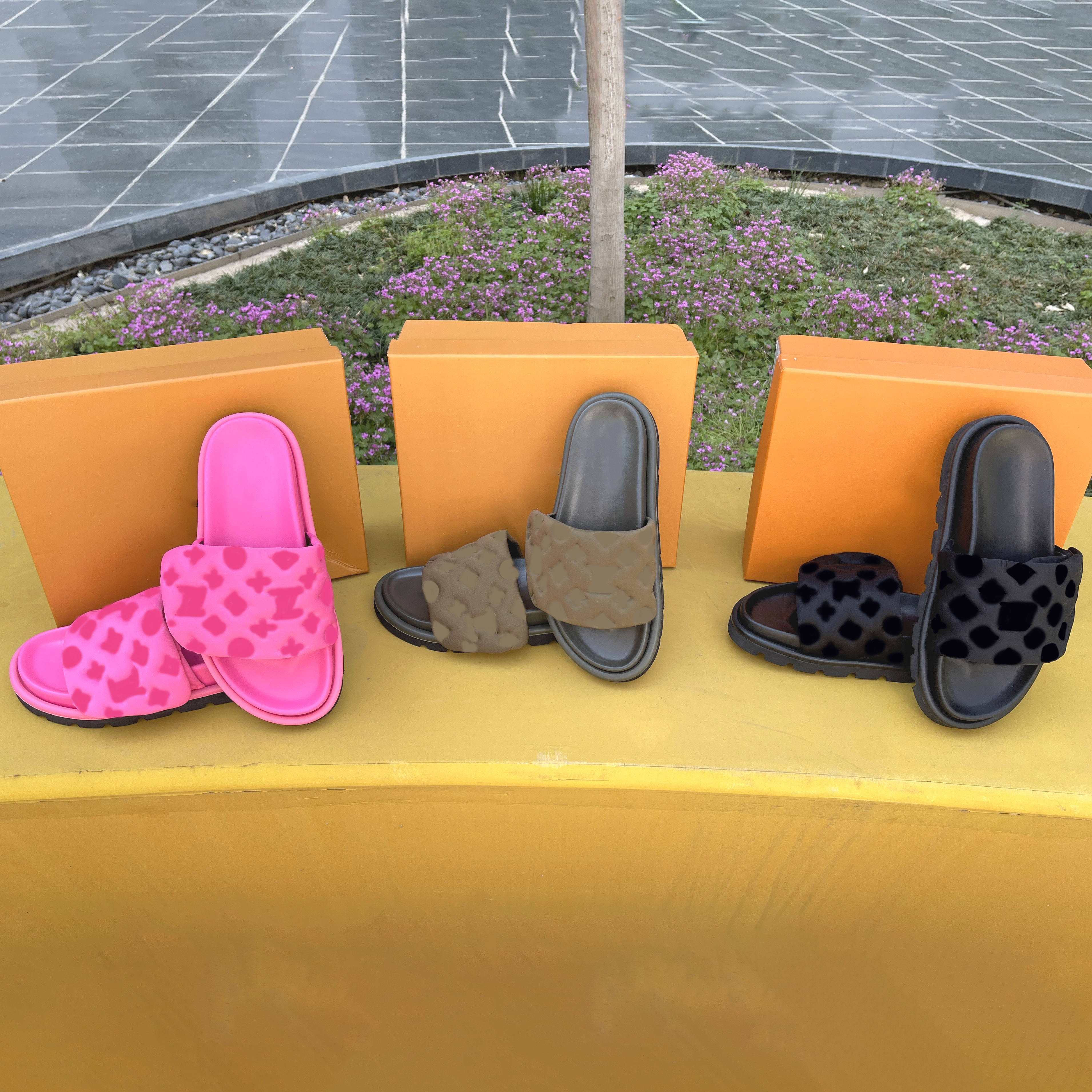 

New Color Thong Sandals Cutout Leather Sandal Flat Slipper Bow Studs Luxury Leather Platform Slippers Women Flip-Flops Sizes 35-41