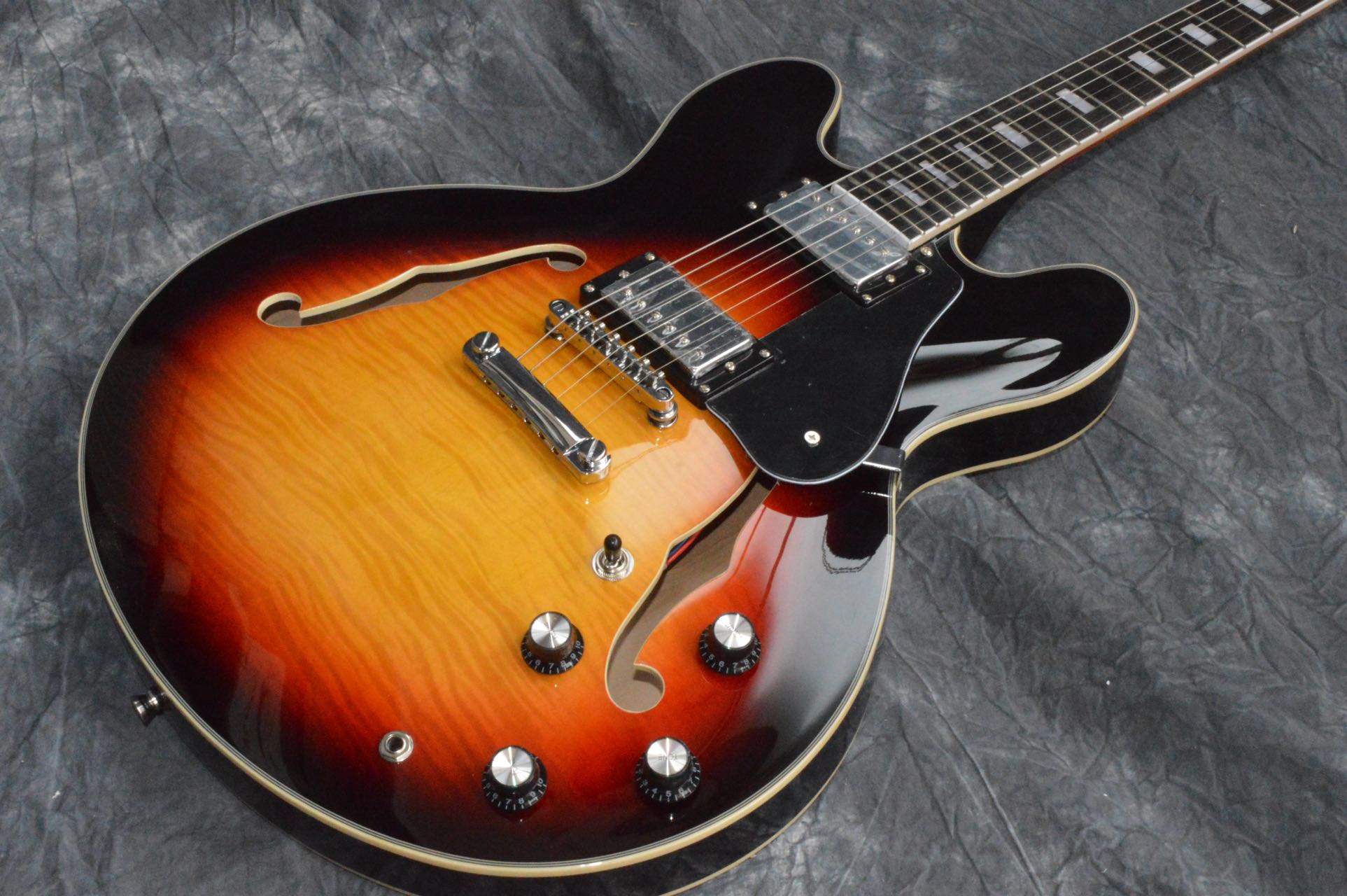 

Semi-Hollow 335 Jazz Electric Guitar A Flame Maple Top Building Cream Sunburst