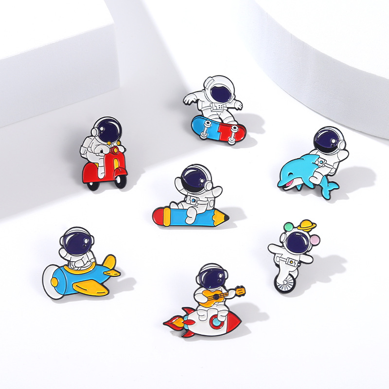 

European Space Series Astronauts Open Airship Clothes Brooches Pins Cartoon Motorbike Skateboarding Pen Dolphin Collar Pins Unisex Backpack Sweater Brooch Badge