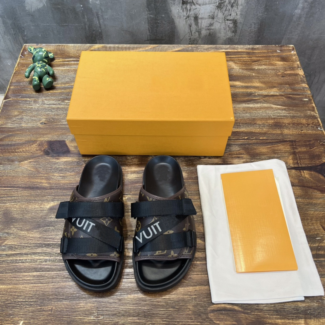 

Trainer Mule Sandals Luxury Designer Men Slippers Summer Outdoor Slides Fashion Mens Buckles Metallic Leather Sandal Slide Beach Shoe Size, Color 1