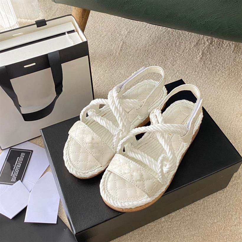 

22Ss Luxury Designer Fashion Channel Beach Platform Sandals Strappy Velcro Women Shoes Round Toe Retro Diamond Color Matching Spri241j, Beige