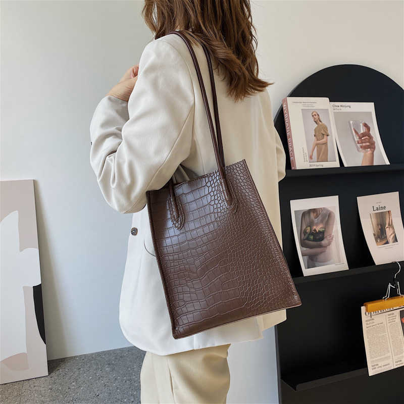 

Crocodile Pattern Texture Soft Leather Lightweight and Large Capacity Womens Bag 2021 New Fashion Student Casual One Shoulder Shopping Bag B, Coffee color