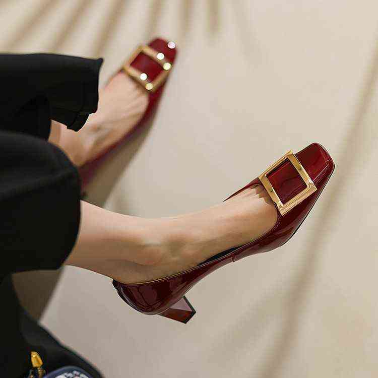 Style à la mode à la jambe ~ Show Slim Beauté @ 2022 Cuir de vache Cuir Single Chaussures Simple Boucle carrée Femme Boucle de vin Rouge à talons
