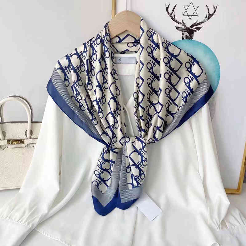 29U4 Spring and Automne Nouveau 90 Écharpes en soie en satin Brocade Forgée Square D Band imprimé S9049