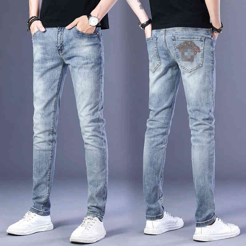 Jeans masculin Automne Jeans masculin en coton clair bleu coréen petit pied slim de marque internationale méduse broderie mkoj