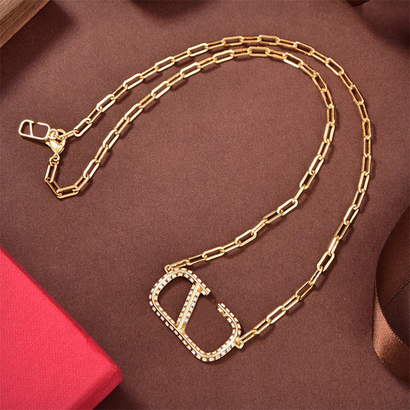 

Designer Gold Necklace Womens Fashion Letter Pendant Necklaces Women Luxury Jewelry Diamond Necklaces For Party Lovers Gift High Quality