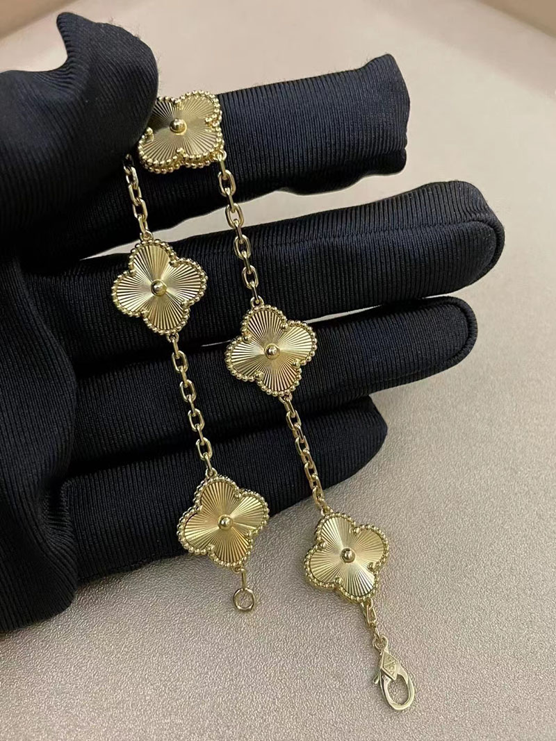 

fashion luxury clover designer charm bracelets for girls women 18K gold brand gold shining bracelet earrings necklace wedding party jewelry