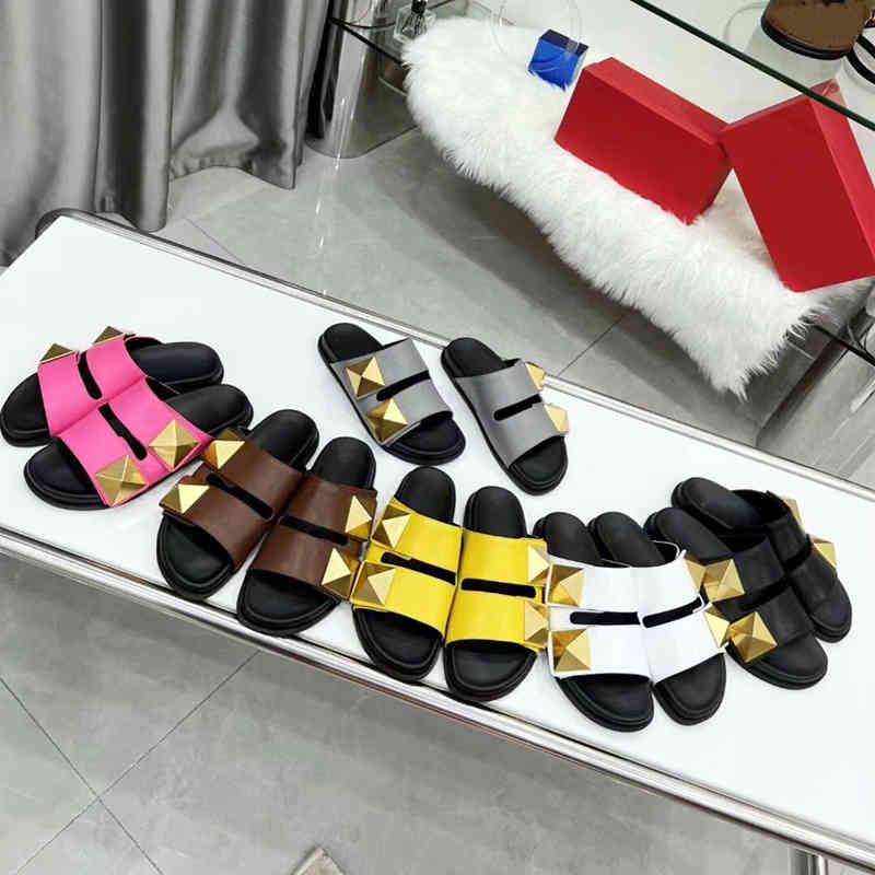 Les pantoufles femmes portent des fonds plats en été. Ils sont et polyvalents. Bas doux. Rivets à fond plat de plage. Les tongs de plage. Outlet_