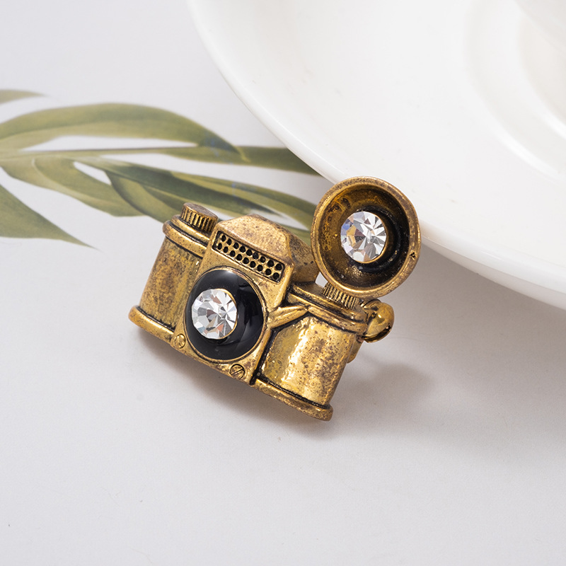 

Vintage Sewing Machine Brooches for Women Cartoon Camera Enamel Paint Lapel Pins Drip oil plating color retention Badges Denim Shirt Gift Bag Men Suit Accessories