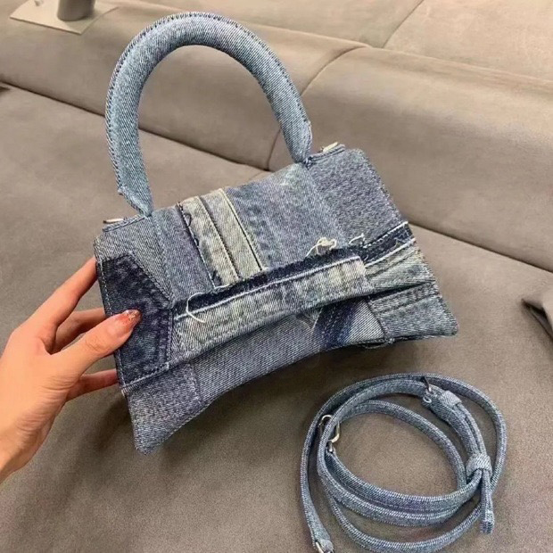 

hourglasss bag Clutch Half Moon Bags 2022 Luxury Designer Brand Fashion Shoulder Handbags high Quality Women chains Bag Wallet Cross body totes Metallic wallets, No bag