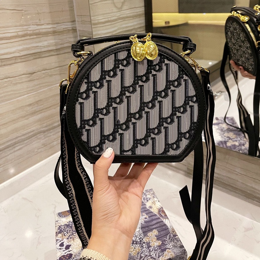 

Fashion Designer HandBags Shoulder Bags Leather Luxury Flap Pocket Real Leather Bag Single Zipper Wallets Women Tote Lady Plaid Purses Duffle Luggage by fen 025, This is the box