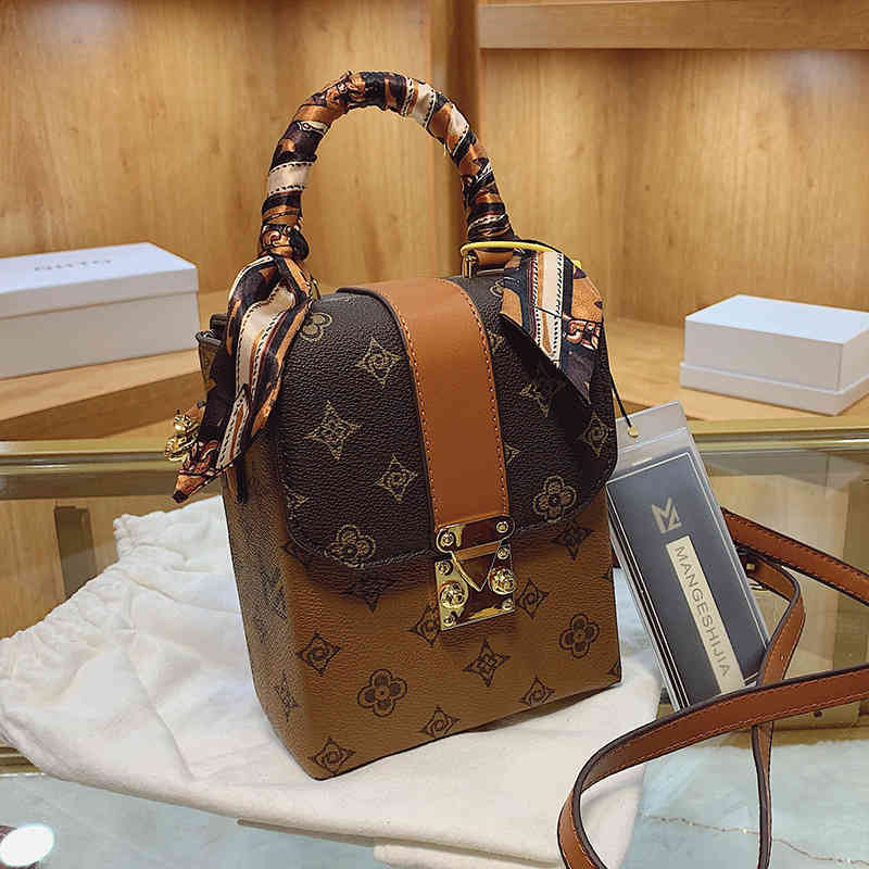 Purse Sale Autumn and winter versatile small bag 2022 new female minority messenger mobile phone fashion printed belt strap shoulder-image-771696326
