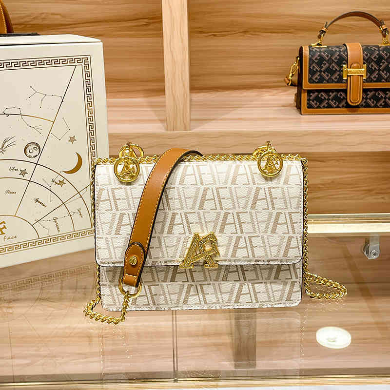 2022 New Designer Crossbody Bags Women's Summer 2022 Light Luxury High Quality Messenger Fashion Portable Chain Small Square Bag