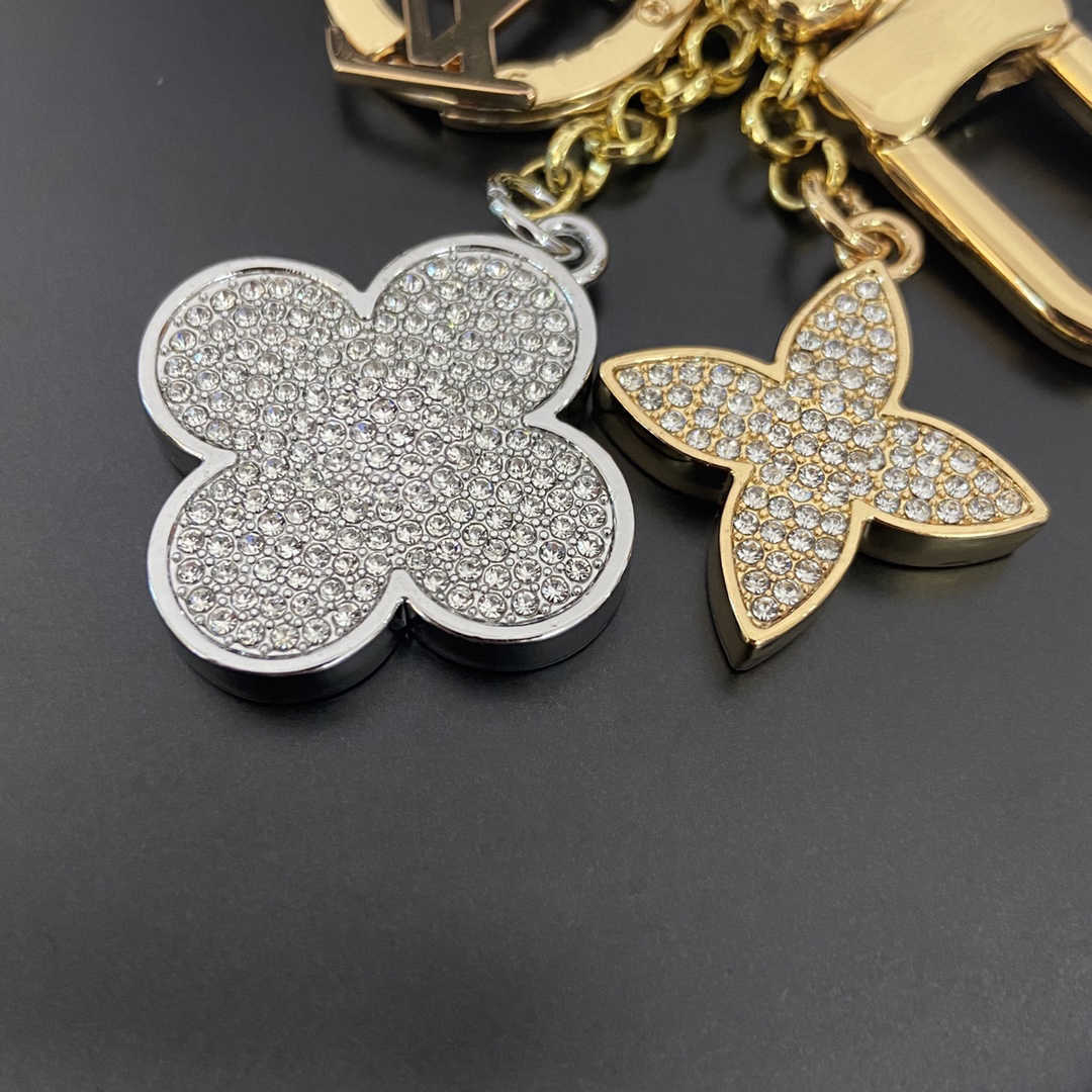 

Diamond Fashion Luxury Designer Keychain Full Diamonds Key Buckle Flower Letter Silver Detachable Keychains Mens Womens Bag Pendan