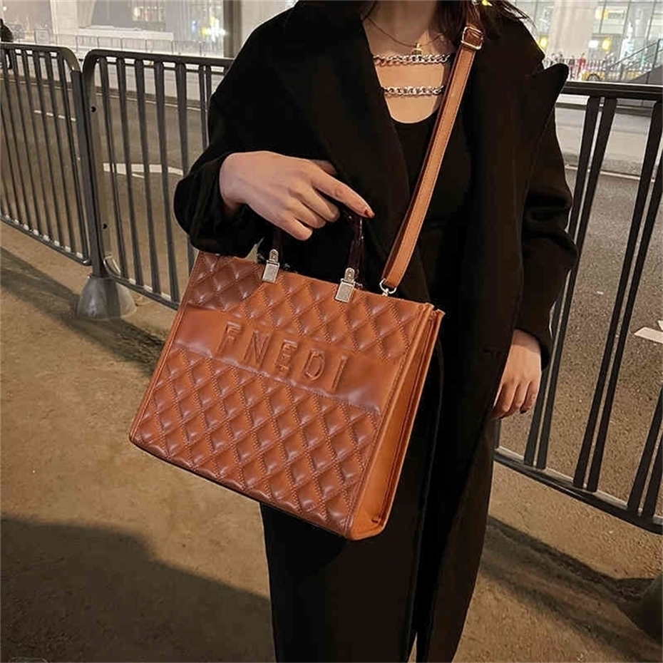 

Explosive models 72% OFF Explosive models 62% OFF 2022 New Fashion Handbags Lingge hand autumn and embroidered wire lattice, White vertical
