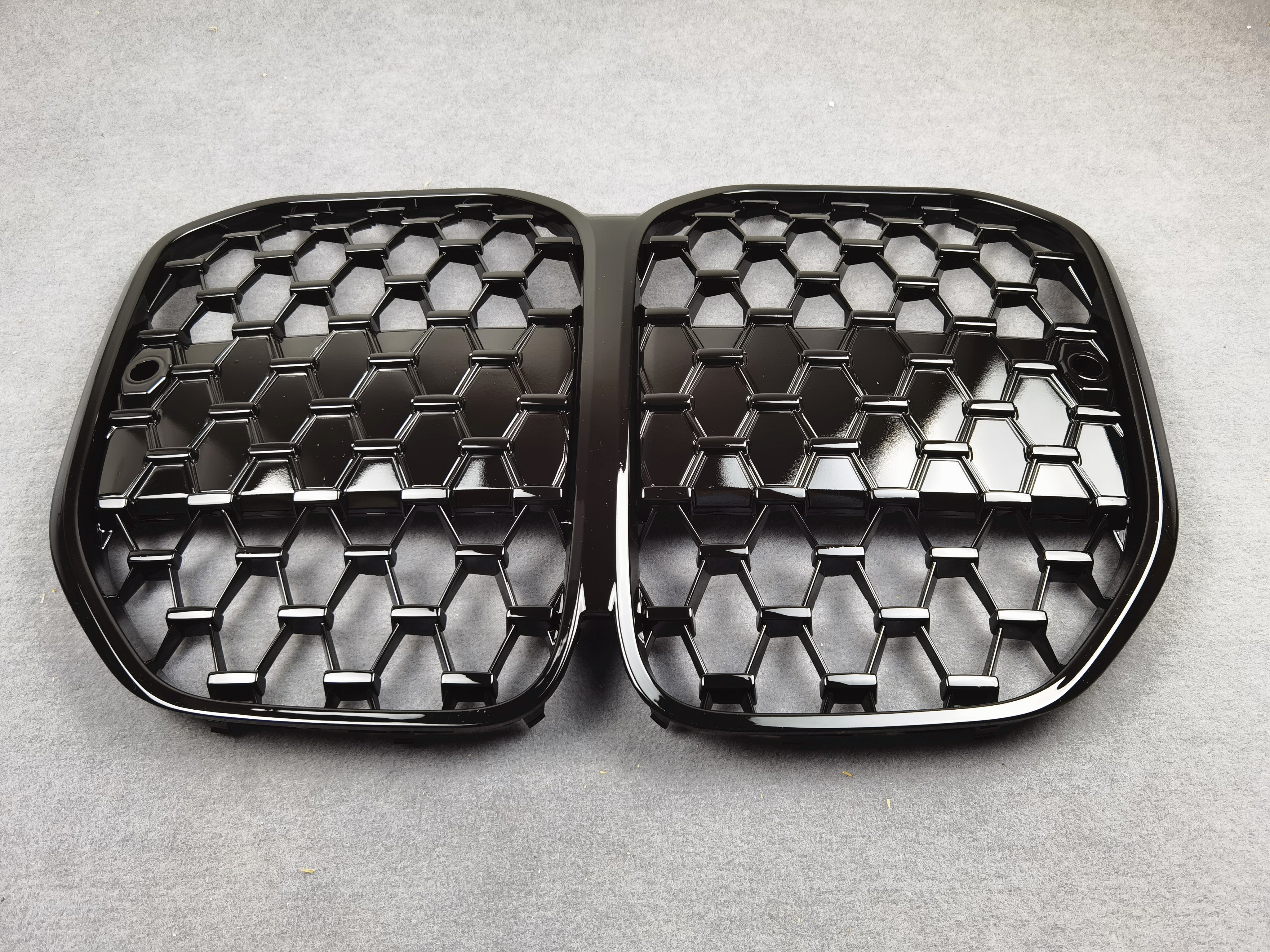 Une paire grillades de grilles rénales avant de style diamant de style diamant pour BMW 4 Série G22 430I G82 M4 2021+ Mesh Grille avec trou de ca
