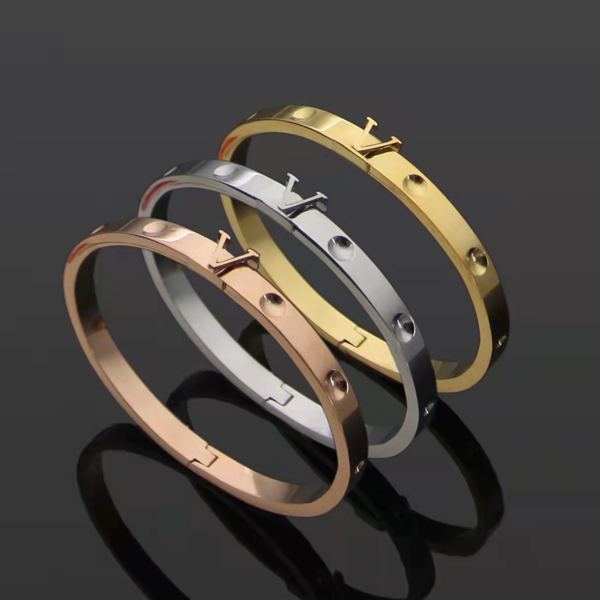 2022 Nuevo brazalete de acero de titanio para hombres, 3 colores, pulseras de diseñador de moda para mujeres, joyería clásica unisex para parejas