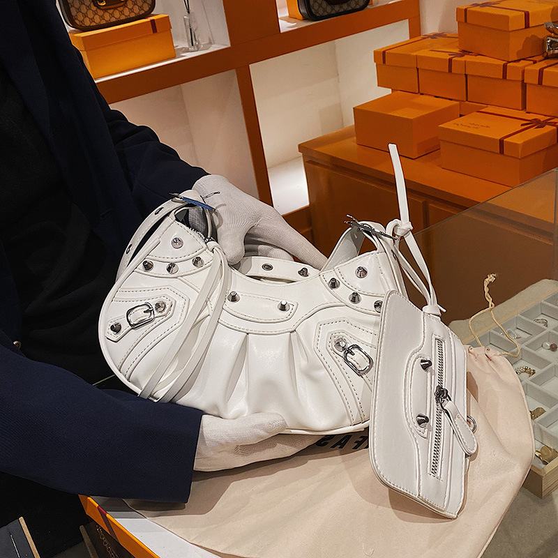 Sac Single Single pour femmes 2022 Spring Fashion Aaisset Messenger Rivet Semiccle Sacs Tendy Baguette Mini Sac à main Casual