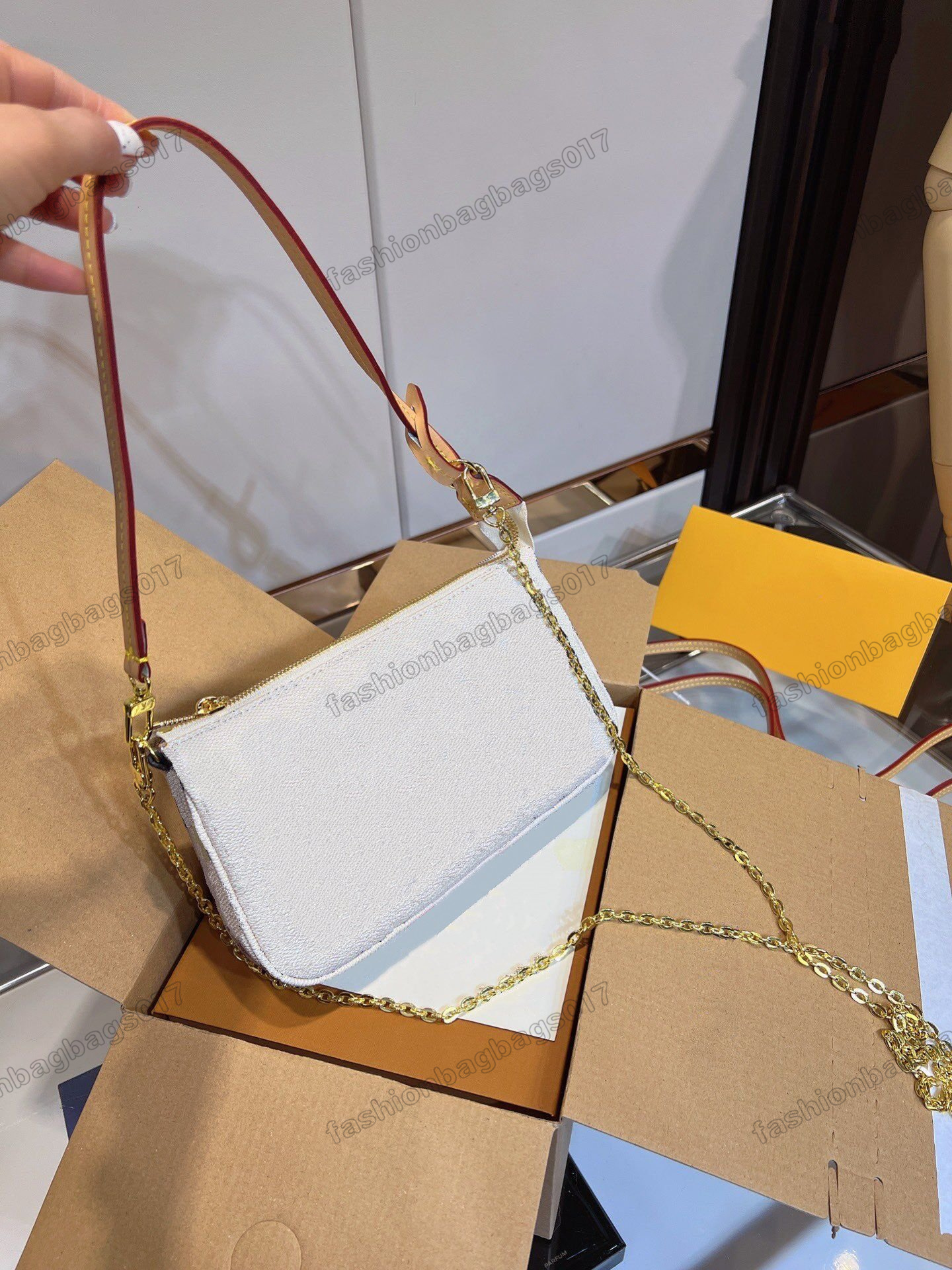 

2022 Women Fashion Pochette Bags Brown White Luxury Soft Monograms Empreinte embossed leather Designers Shoulder Bag Gold-Color Chain For Hand Purse Bag