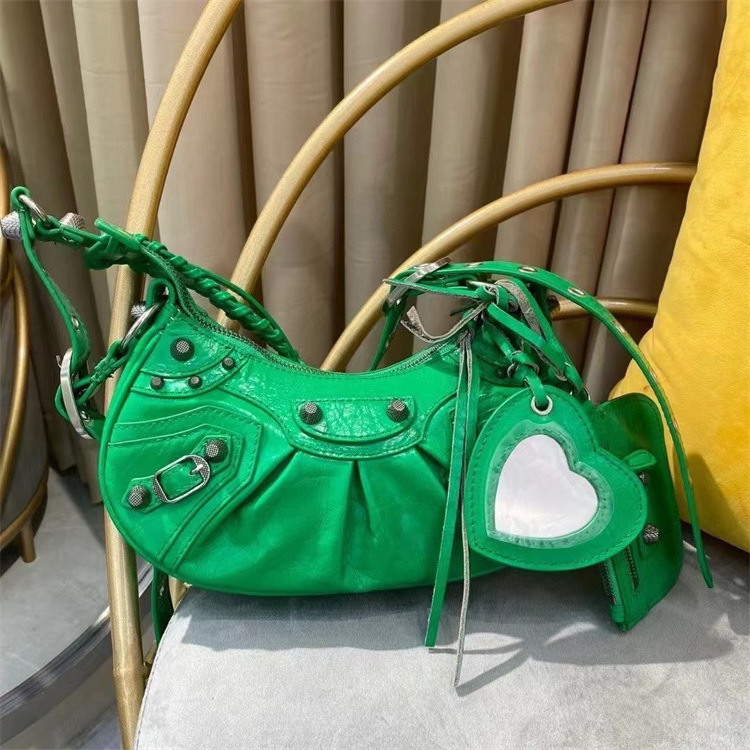 2022 Spring été Locomotive Locomotive Cowhide Half Moon Assit Sac Three Messenger Rivet Semiccle Sacs Baguette Mini Baguette Mini Sac à main déco
